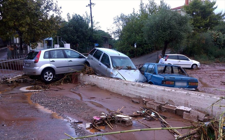 Šteta na vozilima usled nevremena i poplava u Grčkoj